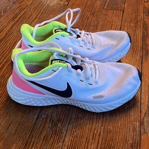 Women’s Nike Sneakers- Size 6